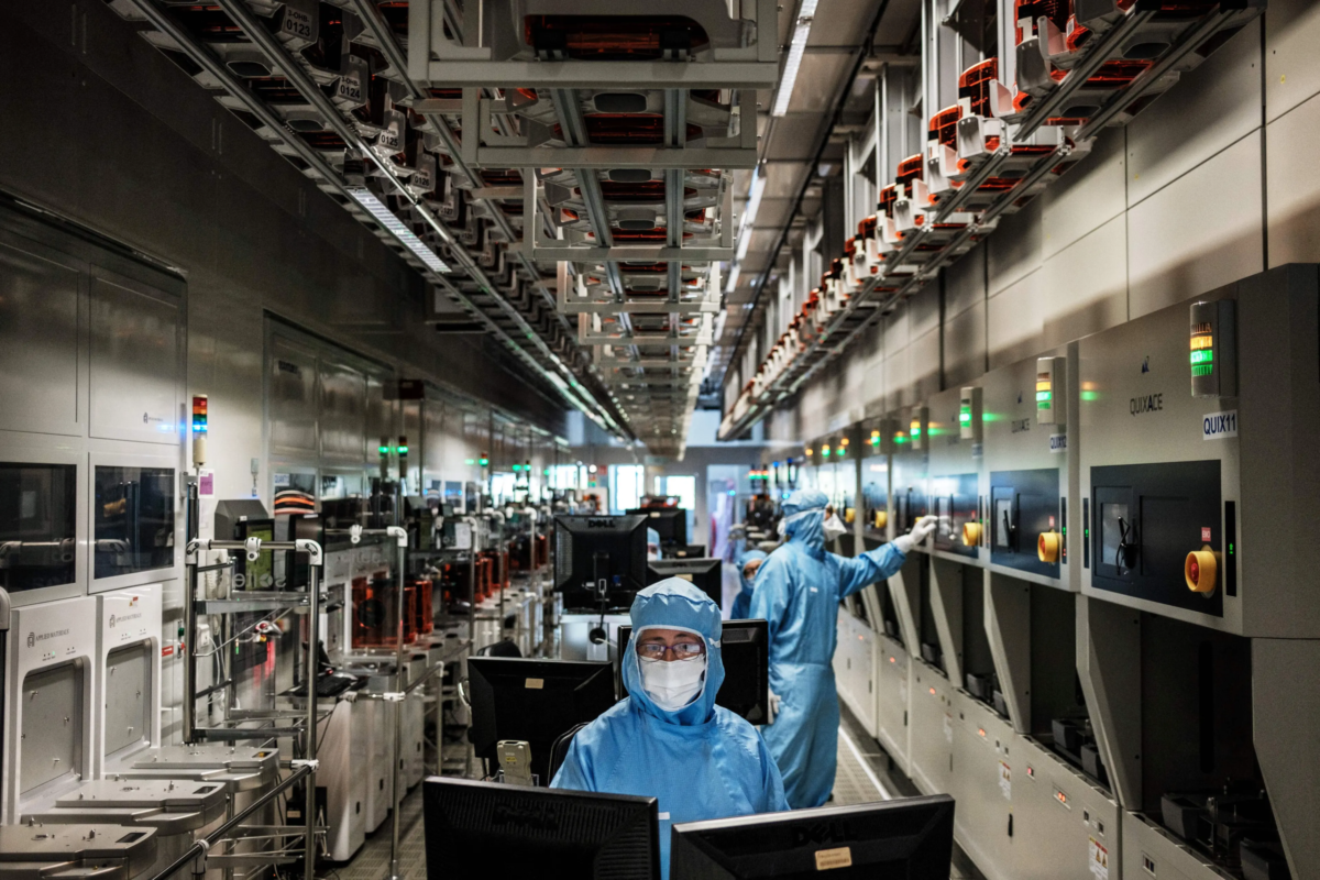 Nhân viên làm việc tại một nhà máy bán dẫn ở Bernin, Pháp, hôm 23/09/2021. (Ảnh: Jeff Pachoud/AFP qua Getty Images)
