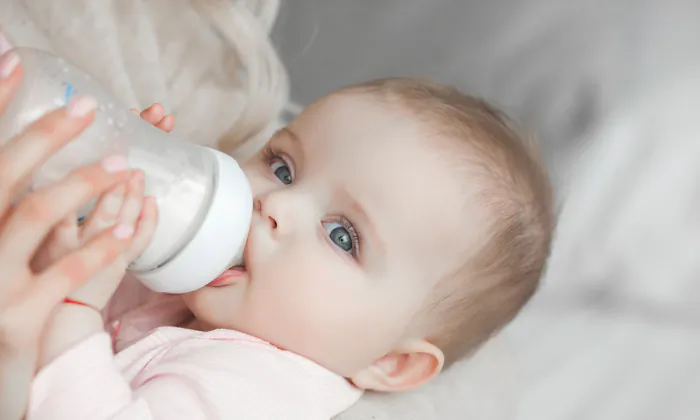 Các chuyên gia cảnh báo về siro bắp trong sữa công thức cho trẻ em