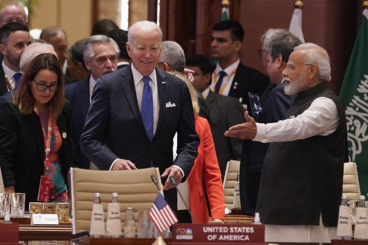 Tổng thống Hoa Kỳ Joe Biden (giữa) và Thủ tướng Ấn Độ Narendra Modi (phải) đến dự phiên họp đầu tiên của Hội nghị Thượng đỉnh Các Nhà lãnh đạo G20 ở New Delhi, hôm 09/09/2023. (Ảnh: Evan Vucci/AFP qua Getty Images)