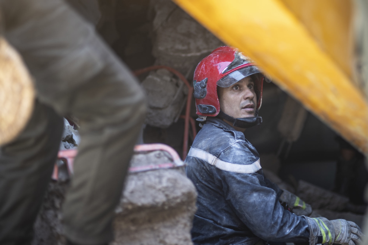 Một nhân viên cứu hộ dừng lại khi tham gia chiến dịch cứu hộ sau trận động đất mạnh, ở làng Moulay Brahim, gần Marrakech, Morocco, hôm 09/09/2023. (Ảnh: Mosa'ab Elshamy/AP Photo)