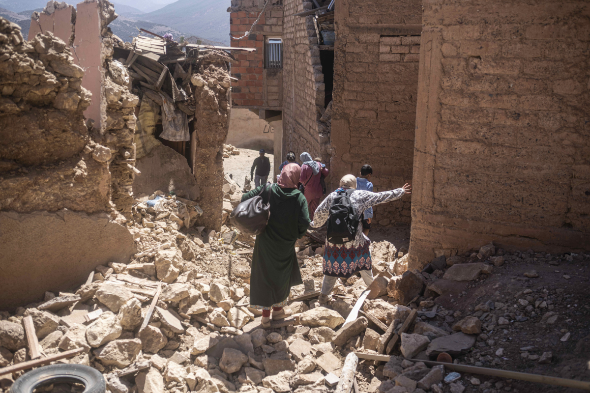 Người dân rời bỏ nhà cửa sau trận động đất ở làng Moulay Brahim, gần tâm chấn của trận động đất, ở Morocco, hôm 09/09/2023. (Ảnh: Mosa'ab Elshamy/AP Photo)
