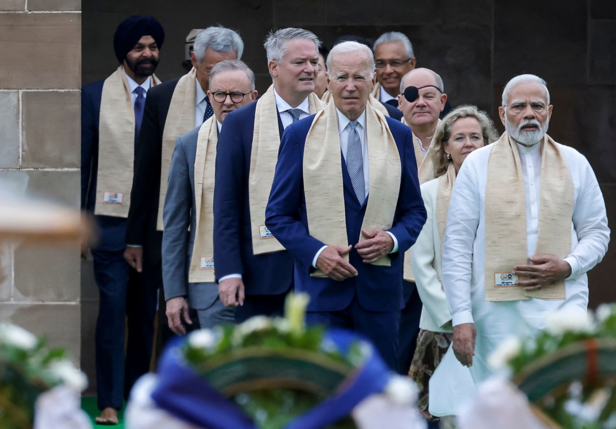 Thủ tướng Ấn Độ Narendra Modi (phải), Tổng thống Mỹ Joe Biden (giữa), Thủ tướng Đức Olaf Scholz (thứ ba bên phải), và Thủ tướng Úc Anthony Albanese (thứ ba bên trái) cùng với các nhà lãnh đạo thế giới đến bày tỏ lòng thành kính tại đài tưởng niệm Mahatma Gandhi ở Raj Ghat, bên lề hội nghị thượng đỉnh G20 ở New Delhi hôm 10/09/2023. (Ảnh: Ludovic Marin/POOL/AFP qua Getty Images)