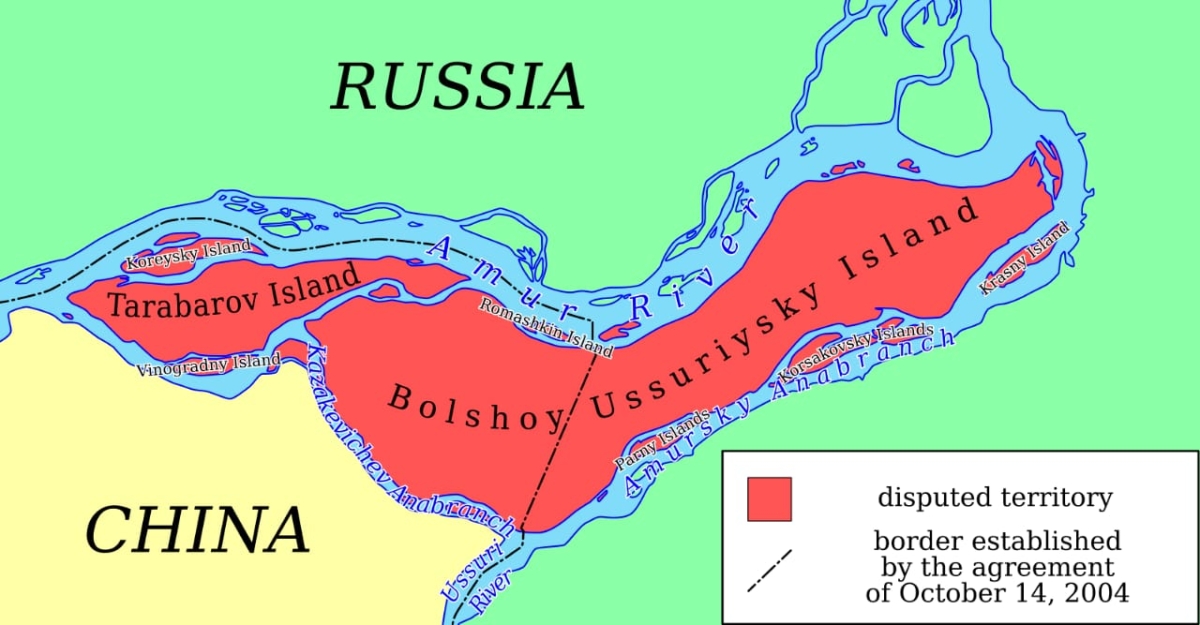 Bản đồ mới của Trung Quốc được ban hành ngày 28/08/2023 đã tuyên bố chủ quyền đối với toàn bộ hòn đảo Bolshoy Ussuriysky (Trung Quốc gọi là đảo Hắc Hạt Tử). Theo một thỏa thuận trước đó, hòn đảo này đã bị phân chia giữa Nga và Trung Quốc. (Ảnh: Wikimedia Commons)