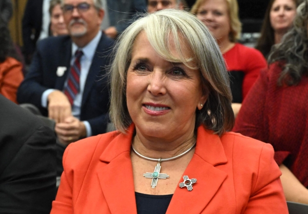 Thống đốc New Mexico Michelle Lujan Grisham lắng nghe bài diễn văn của Tổng thống Joe Biden về việc xóa nợ sinh viên tại Trung tâm Nguồn lực Sinh viên Cao đẳng Cộng đồng Central New Mexico ở Albuquerque, New Mexico, vào ngày 03/11/2022. (Ảnh: Saul Loeb/AFP qua Getty Images)