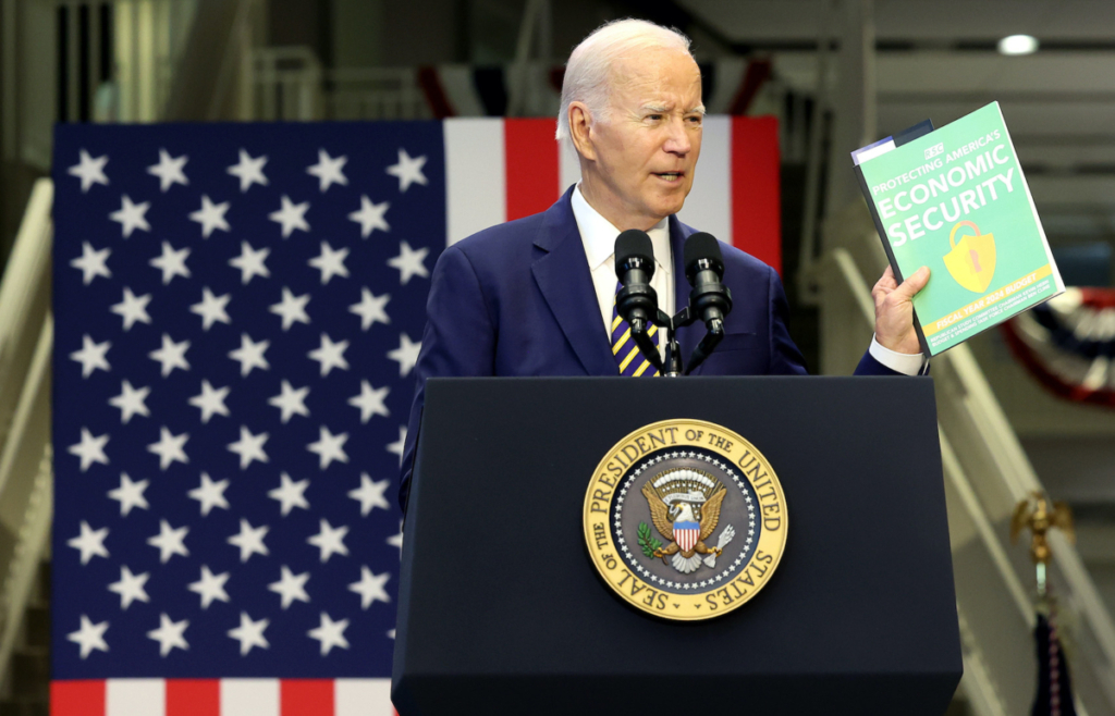 Tổng thống Hoa Kỳ Joe Biden giơ một bản sao về ngân sách năm tài khóa 2024 của Đảng Cộng Hòa khi ông diễn thuyết tại Trường Cao đẳng Cộng đồng Prince George ở Largo, Maryland, hôm 14/09/2023. (Ảnh: Kevin Dietsch/Getty Images)