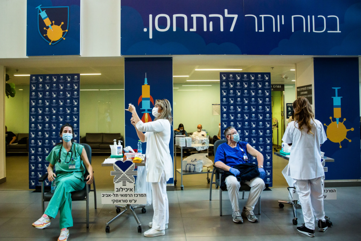 Người dân được chích một liều vaccine ngừa COVID-19 tại Trung tâm Y tế Tel Aviv Sourasky ở Tel Aviv, Israel, vào ngày 20/12/2020. (Ảnh: Amir Levy/Getty Images)