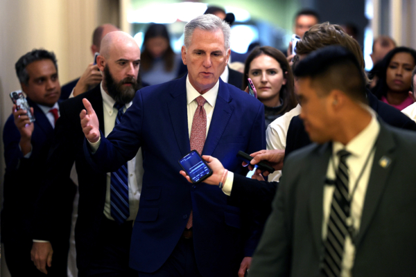 Chủ tịch Hạ viện Kevin McCarthy (Cộng Hòa-California) nói với các phóng viên khi ông rời nhóm họp kín của Đảng Cộng Hòa tại Hạ viện tại Tòa nhà Quốc hội Hoa Kỳ hôm 14/09/2023. (Ảnh: Kevin Dietsch/Getty Images)