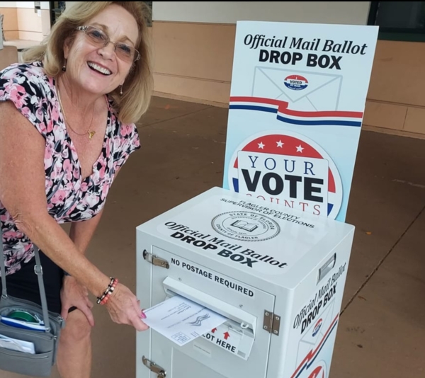 Bà Sharon Demers, nữ ủy viên Đảng Cộng Hòa của Quận Flagler, bỏ lá phiếu của bà vào thùng bỏ phiếu trong đợt bầu cử giữa nhiệm kỳ năm 2022 tại Quận Flagler, tiểu bang Florida. (Ảnh: Được đăng dưới sự cho phép của bà Sharon Demers)