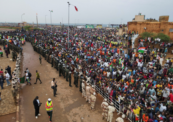 Người dân Nigeria tập trung trước trụ sở quân đội Pháp để ủng hộ các binh lính nổi dậy và yêu cầu quân đội Pháp rời đi, tại Niamey, Niger, hôm 02/09/2023. (Ảnh: Mahamadou Hamidou/Reuters)