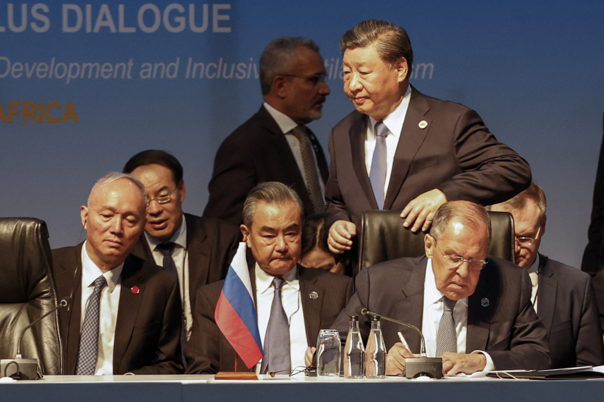 Nhà lãnh đạo Trung Quốc Tập Cận Bình (phải, trên cùng) đi ngang qua Ngoại trưởng Nga Sergei Lavrov (phải), và Ngoại trưởng Trung Quốc Vương Nghị (thứ 2 bên phải) trong Hội nghị thượng đỉnh BRICS 2023 tại Trung tâm Hội nghị Sandton ở Johannesburg, hôm 24/08/2023. (Ảnh: Marco Longari /AFP qua Getty Images)
