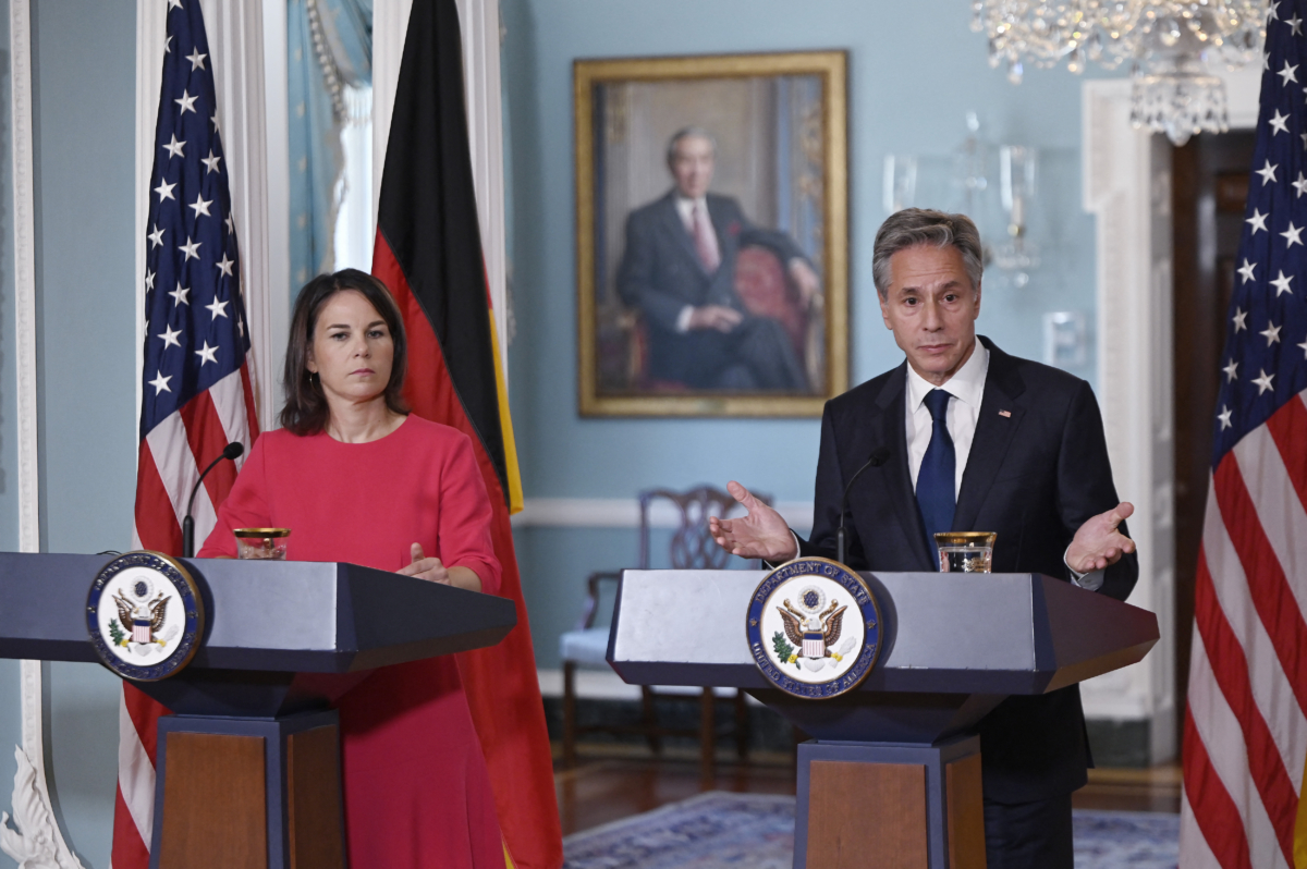 Ngoại trưởng Đức Annalena Baerbock đang nhìn khi Ngoại trưởng Hoa Kỳ Antony Blinken nói chuyện trong một cuộc họp báo sau cuộc gặp của họ tại Bộ Ngoại giao Hoa Kỳ ở Hoa Thịnh Đốn, hôm 15/09/2023. (Ảnh: Olivier Douliery/AFP qua Getty Images)