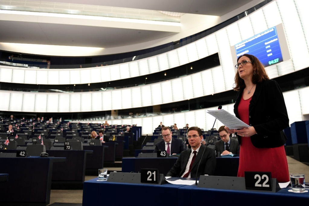 Ủy viên Thương mại Âu Châu Cecilia Malmstrom nói trong cuộc tranh luận về thuế quan của Hoa Kỳ đối với thép và nhôm trong một phiên họp toàn thể tại Nghị viện Âu Châu ở Strasbourg, Pháp, hôm 14/03/2018. (Ảnh: Frederick Florin/AFP qua Getty Images)