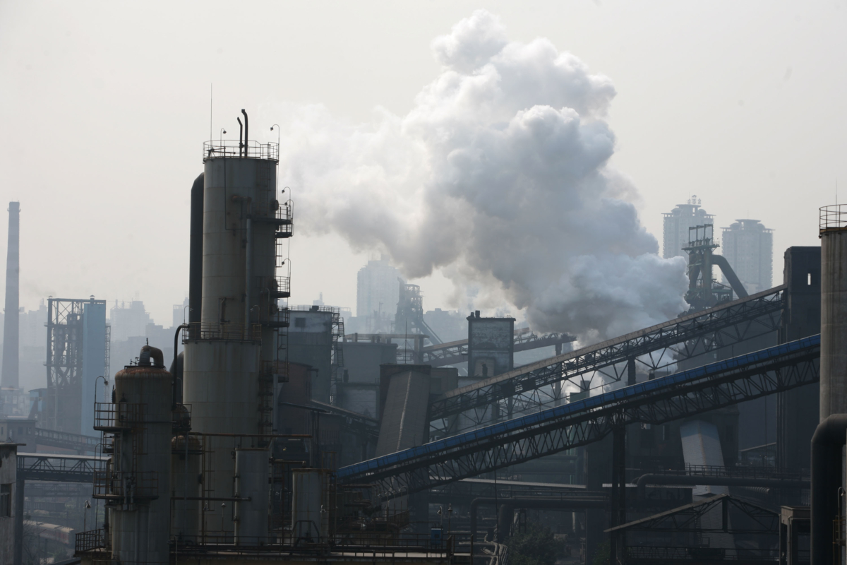 Khói cuồn cuộn từ xỉ thép tại nhà máy của Tập đoàn Gang thép Trùng Khánh, Trùng Khánh, Trung Quốc, hôm 01/03/2007. (Ảnh: China Photos/Getty Images)