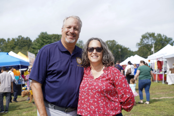 Ông bà David và Christa Hoovler tại lễ hội Tết Trung Thu ở Thị trấn Deerpark, New York, hôm 17/09/2023. (Ảnh: Cara Ding/The Epoch Times)