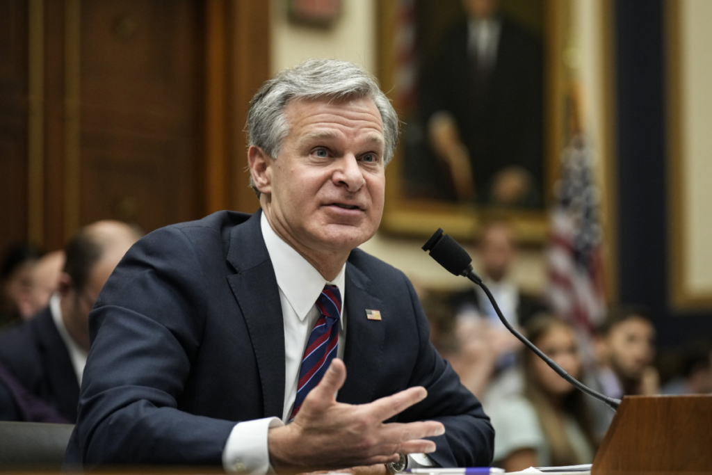 Giám đốc FBI Christopher Wray làm chứng trong phiên điều trần của Ủy ban Tư pháp Hạ viện về việc giám sát Cục Điều tra Liên bang trên Capitol Hill ở Hoa Thịnh Đốn vào ngày 12/07/2023. (Ảnh: Drew Angerer/Getty Images)