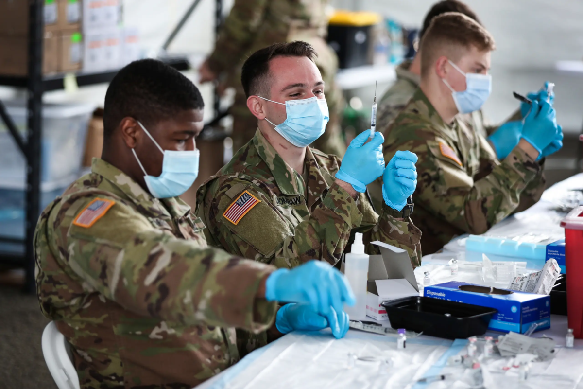 Các binh sĩ Quân đội Hoa Kỳ chuẩn bị vaccine Pfizer COVID-19 tại Cơ sở phía Bắc của Đại học Miami Dade ở Bắc Miami vào ngày 09/03/ 2021. (Ảnh: Joe Raedle/Getty Images)