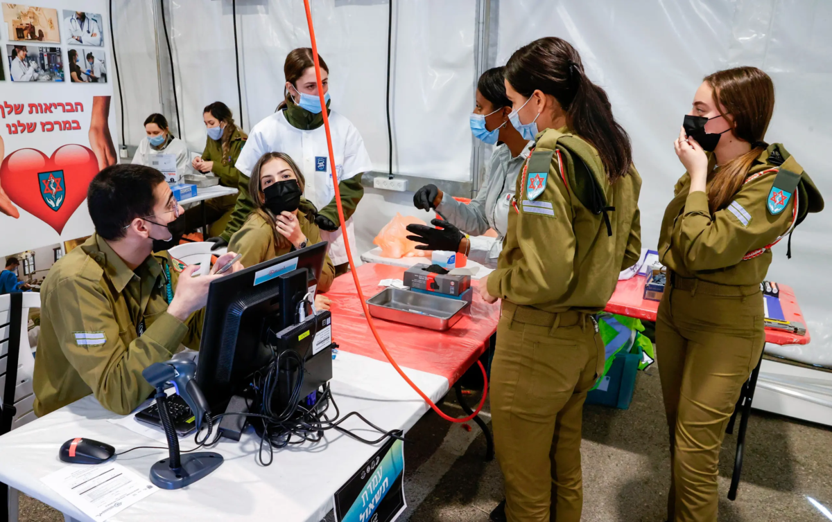 Quân nhân chích một liều vaccine COVID-19 tại căn cứ quân sự ở Rishon Lezion, Israel, vào ngày 28/12/2020. (Ảnh: Jack Guez/AFP qua Getty Images)