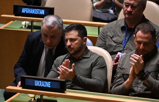 Tổng thống Ukraine Volodymyr Zelensky (Giữa) tham dự phiên họp lần thứ 78 của Đại hội đồng Liên Hiệp Quốc tại trụ sở Liên Hiệp Quốc ở New York hôm 19/09/2023. (Ảnh: Ed Jones/AFP qua Getty Images)