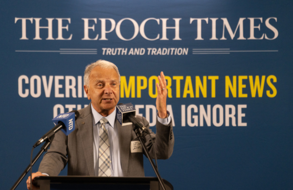 Giáo sư đồng thời là Chủ tịch danh dự của Đại học Chapman Jim Doti diễn thuyết tại lễ khai trương địa điểm văn phòng mới của Epoch Times ở Irvine, California, hôm 19/09/2023. (Ảnh: John Fredricks/The Epoch Times)
