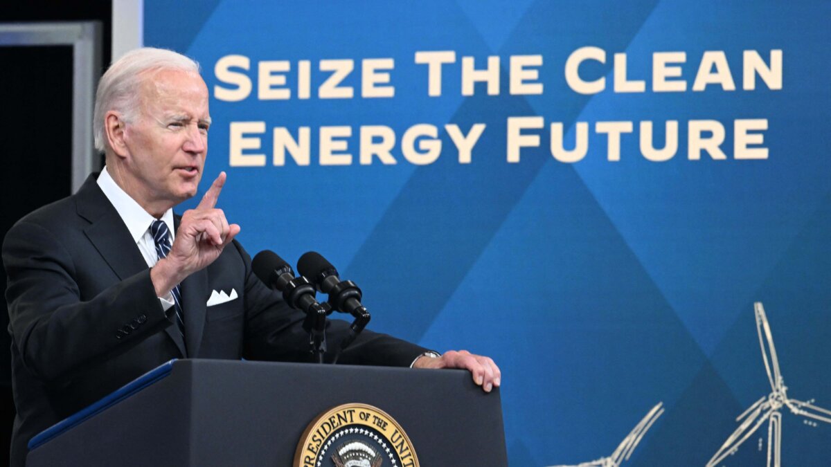 Tổng thống Joe Biden đưa ra nhận xét về nỗ lực giảm giá xăng cao tại Thính phòng Tòa án Phía Nam tại Tòa nhà Văn phòng Điều hành Eisenhower ở Hoa Thịnh Đốn hôm 22/06/2022. (Ảnh: Jim Watson/AFP qua Getty Images)