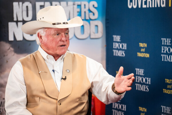 Ông Sid Miller, Ủy viên Bộ Nông nghiệp Texas, trò chuyện với anh Roman Balmkov, người chủ trì chương trình “Facts Matter” tại buổi ra mắt bộ phim tài liệu của The Epoch Times “No Farmers No Food: Will You Eat The Bugs?”—do anh Balmakov làm đạo diễn—ở Irving, Texas, hôm 22/09/2023. (Ảnh: Samira Bouaou/The Epoch Times)