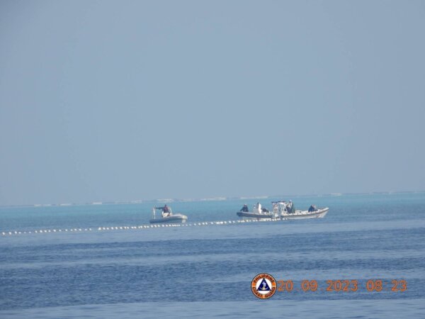 Các tàu Hải cảnh Trung Quốc áp sát hàng rào nổi gần Bãi cạn Scarborough ở Biển Đông, hôm 20/09/2023. (Ảnh: Hải Cảnh Philippines/Tư liệu báo chí qua Reuters)