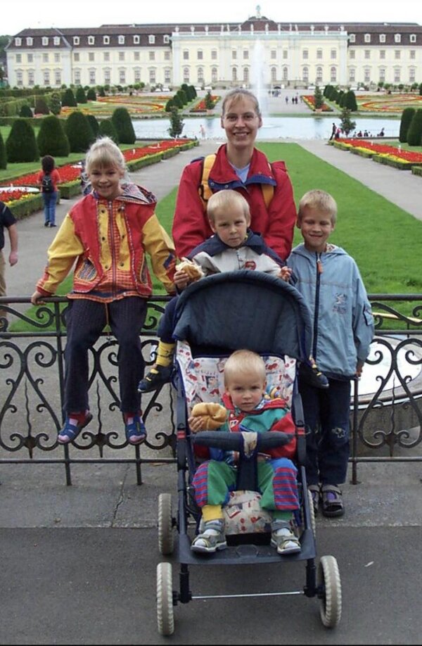 Bà Hannelore Romeike (ở giữa) cùng bốn đứa con của mình — (từ trái qua phải) Lydia, Josua, Daniel, và Christian (đứng trước) — tại Cung điện Ludwigsburg ở Ludwigsburg, Đức, vào năm 2004. (Ảnh: Được đăng dưới sự cho phép của bà Hannelore Romeike)