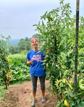 Bà Hannelore Romeike đứng cạnh cây cà chua trong vườn nhà ở Tennessee trong một bức ảnh không ghi ngày tháng. (Ảnh: Được đăng dưới sự cho phép của bà Hannelore Romeike)