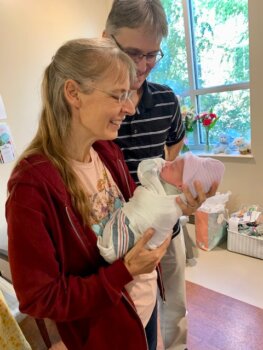 Ông Uwe và bà Hannelore Romeike gặp bé Ryker Bates, đứa cháu đầu tiên sinh ra ở Mỹ của họ, hôm 12/09/2023 (Ảnh: Được đăng dưới sự cho phép của bà Hannelore Romeike)