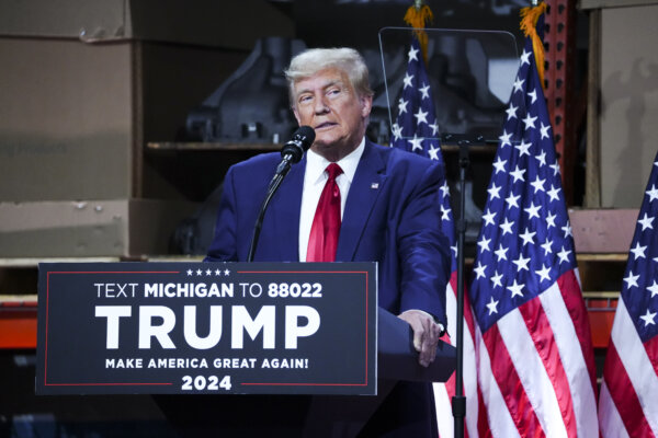 Cựu Tổng thống Donald Trump diễn thuyết tại một sự kiện ở Clinton Township, Michigan, hôm 27/09/2023. (Ảnh: Madalina Vasiliu/The Epoch Times)