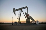 Một máy bơm hoạt động tại một địa điểm giếng dầu được Công ty Sản xuất Năng lượng Devon thuê gần Guthrie, Oklahoma, vào ngày 15/09/2015. (Ảnh: Nick Oxford/Reuters)
