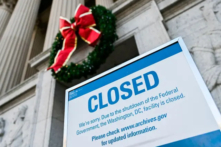 Một tấm biển tại tòa nhà của Cục Quản lý Hồ sơ và Lưu trữ Quốc gia (NARA) cho biết NARA đóng cửa do một đợt đóng cửa chính phủ Hoa Kỳ ở Hoa Thịnh Đốn hôm 22/12/2018. (Ảnh: Andrew Caballero-Reynolds/AFP/Getty Images)