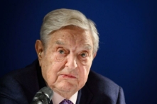 Nhà đầu tư tỷ phú George Soros diễn thuyết bên lề cuộc họp thường niên của Diễn đàn Kinh tế Thế giới ở Davos, miền đông Thụy Sĩ vào ngày 24/01/2019. (Ảnh: Fabrice Coffrini/AFP qua Getty Images)