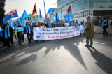 Người Duy Ngô Nhĩ và người Tây Tạng biểu tình phản đối Trung Quốc Cộng sản bên ngoài các văn phòng Liên Hiệp Quốc trong thời gian diễn ra Cơ chế Rà soát Định kỳ Phổ quát về Trung Quốc của Hội đồng Nhân quyền Liên Hiệp Quốc tại Geneva vào ngày 06/11/2018. (Ảnh: Fabrice Coffrini/AFP/Getty Images)