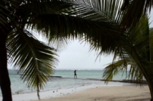 Một người đàn ông được nhìn thấy trên một bãi biển ở Cộng hòa Dominica trong một bức ảnh tư liệu. (Ảnh: Erika Santelices/AFP/Getty Images)