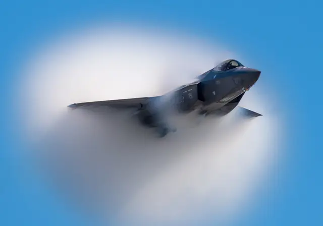 Một chiếc F-35 thực hiện các cuộc diễn tập trên không trong Triển lãm Hàng không Wings Over Houston ở Houston, Texas, vào ngày 18/10/2019. (Ảnh: Phi công cao cấp Alexander Cook/Lực lượng Không quân Hoa Kỳ)