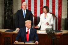 Phó Tổng thống Mike Pence (trái) đang nhìn lúc Chủ tịch Hạ viện Nancy Pelosi (Dân Chủ-California) phản ứng sau khi đưa tay ra bắt tay Tổng thống Donald Trump khi ông đến đọc Thông điệp Liên bang tại phòng Hạ viện của Tòa nhà Capitol Hoa Kỳ ở Hoa Thịnh Đốn, vào ngày 04/02/2020. (Ảnh: Mandel Ngan/AFP qua Getty Images)