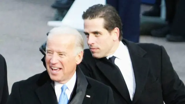 Phó Tổng thống đương thời Joe Biden và con trai Hunter Biden đang xem Lễ diễn hành Nhậm chức của Tổng thống đắc cử Barack Obama từ khán đài phía trước Tòa Bạch Ốc ở Hoa Thịnh Đốn, vào ngày 20/01/2009. (Ảnh: Alex Wong/Getty Images)
