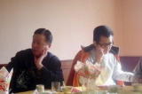 Hai luật sư nhân quyền Trung Quốc Cao Trí Thịnh (Gao Zhisheng) và Quách Phi Hùng (Guo Feixiong) (phải) chụp ảnh trong một nhà hàng hồi tháng 01/2006. (Ảnh: The Epoch Times)