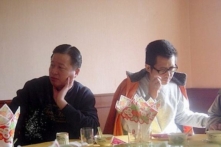 Hai luật sư nhân quyền Trung Quốc Cao Trí Thịnh (Gao Zhisheng) và Quách Phi Hùng (Guo Feixiong) (phải) chụp ảnh trong một nhà hàng hồi tháng 01/2006. (Ảnh: The Epoch Times)