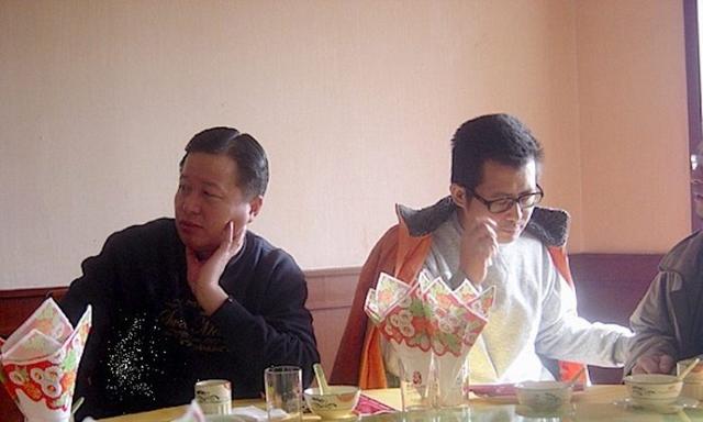 Hai luật sư nhân quyền Trung Quốc Cao Trí Thịnh (Gao Zhisheng) và Quách Phi Hùng (Guo Feixiong) (phải) chụp ảnh trong một nhà hàng hồi tháng 01/2006. (Ảnh: The Epoch Times)