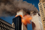 Khói bốc cuồn cuộn từ một trong những tòa tháp của Trung tâm Thương mại Thế giới khi ngọn lửa và các mảnh vỡ của tòa tháp thứ hai nổ tung, ở thành phố New York, vào ngày 11/09/2001. (Ảnh: Chao Soi Cheong/AP Photo)