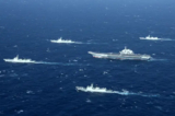 Hàng không mẫu hạm Liêu Ninh của Trung Quốc (Giữa) đang tham gia cuộc tập trận quân sự ở Biển Đông vào ngày 02/01/2017. (Ảnh: STR/AFP qua Getty Images)