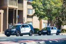 Các sĩ quan của Lực lượng Cảnh sát Santa Ana chặn một tài xế ở Santa Ana, California, vào ngày 20/09/2021. (Ảnh: John Fredricks/The Epoch Times)