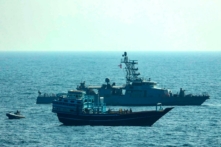 Các quân nhân Hoa Kỳ tiến hành đổ bộ lên một tàu đánh cá không quốc tịch đi qua vùng biển quốc tế ở Vịnh Oman khi một chiếc thuyền bơm hơi thân cứng và tàu tuần duyên USS Chinook (PC 9) đi gần đó vào ngày 18/01/2022. (Ảnh: Hải quân Hoa Kỳ qua AP)