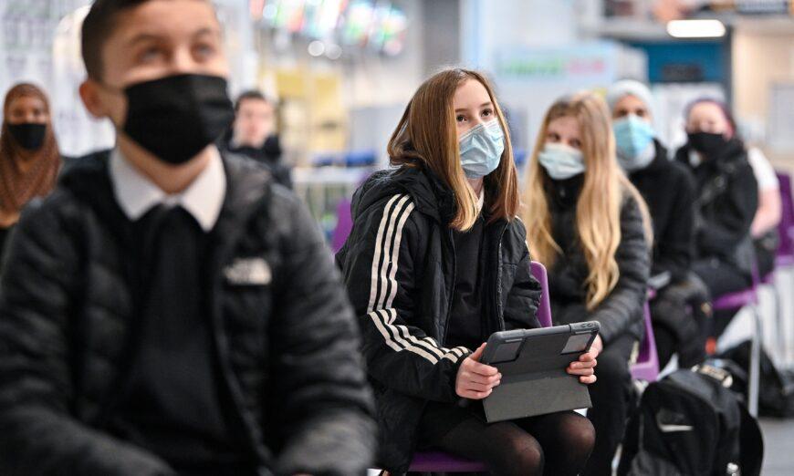 Học sinh đang đeo khẩu trang trong một bức ảnh tài liệu. (Ảnh: Jeff J Mitchell/Getty Images)