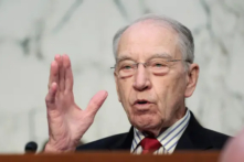 Thành viên cao cấp của Ủy ban Tư pháp Thượng viện, Thượng nghị sĩ Chuck Grassley (Cộng Hòa-Iowa) trình bày tại Hoa Thịnh Đốn vào ngày 22/03/2022. (Ảnh: Anna Moneymaker/Getty Images)