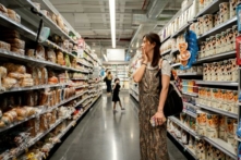Một người mua hàng bách hóa ở dãy thực phẩm trong một cửa hàng ở New York, New York, hôm 31/05/2022. (Ảnh: Samira Bouaou/The Epoch Times)