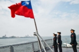 Các thủy thủ Đài Loan làm lễ chào cờ trên boong tàu tiếp tế Bàn Thạch (Panshih), sau khi tham gia cuộc tập trận thường niên tại căn cứ hải quân Tsoying ở Cao Hùng, Đài Loan, hôm 31/01/2018. (Ảnh: Mandy Cheng/AFP qua Getty Images)