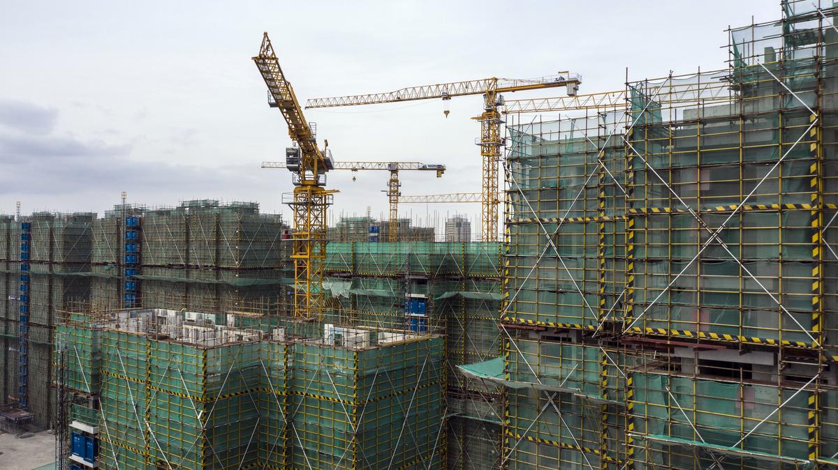Các tòa nhà chung cư chưa hoàn thiện tại dự án dân cư Phoenix City, do nhà phát triển địa ốc Bích Quế Viên (Country Garden Holdings Co.), phát triển, ở Thượng Hải, Trung Quốc, vào ngày 17/01/2022. (Ảnh: Qilai Shen/Bloomberg qua Getty Images)